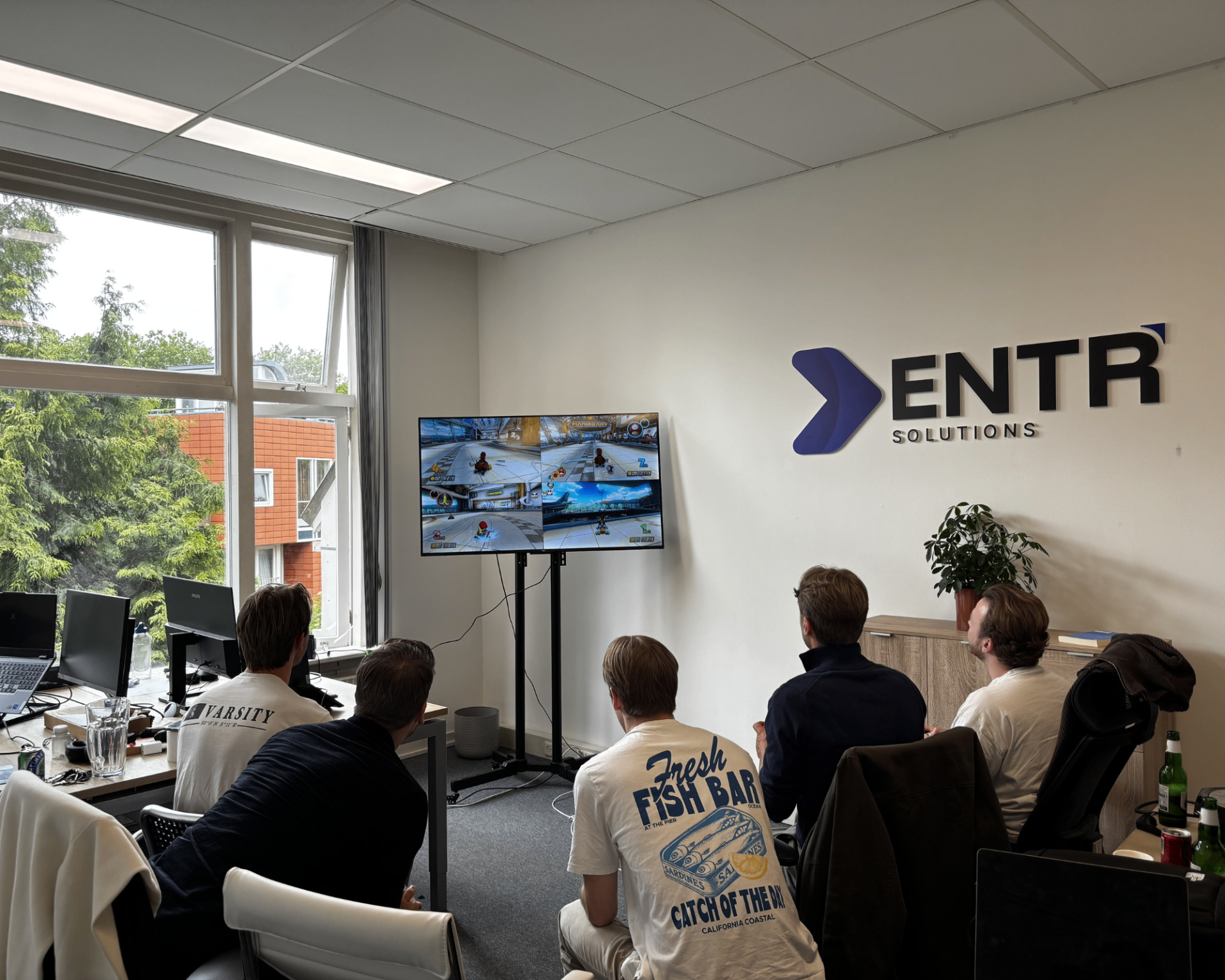 ENTR team samen Mario Kart gamen op kantoor